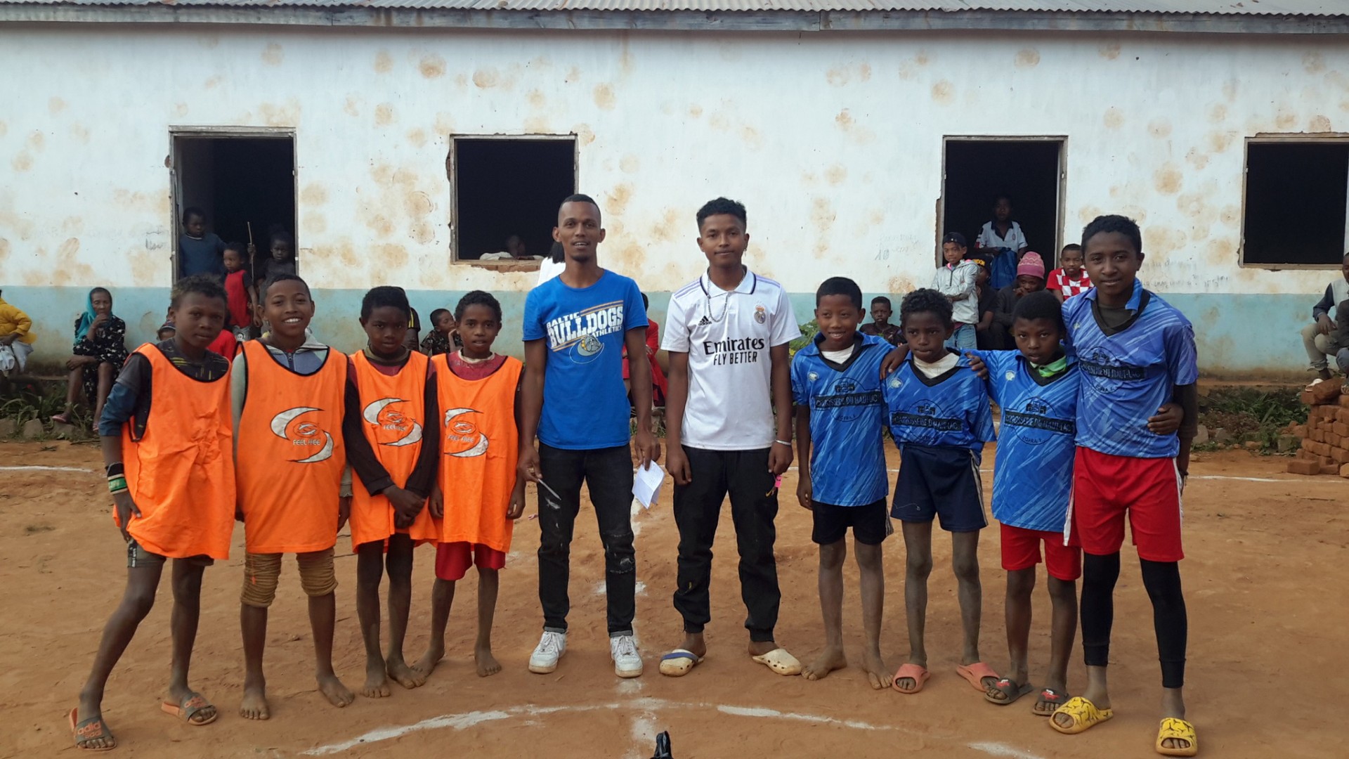 Deux équipes de mini-foot avec leur coach
