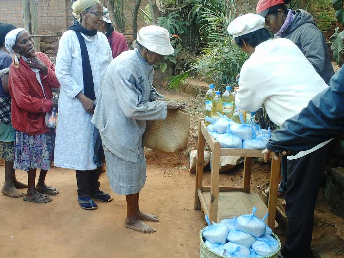 29- Distributuion pour les anciens du village  