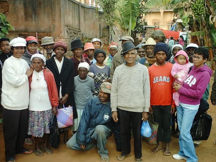 37- Les anciens du village après la distribution