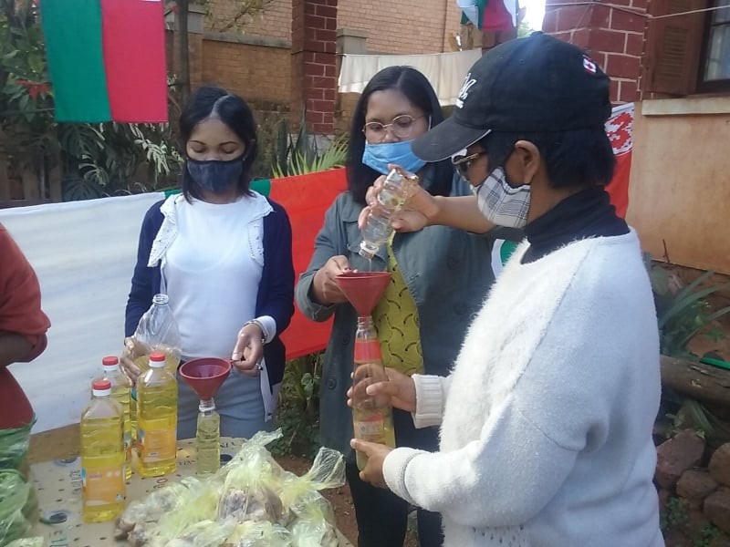 Distribution des cadeaux, nourritures et friandises