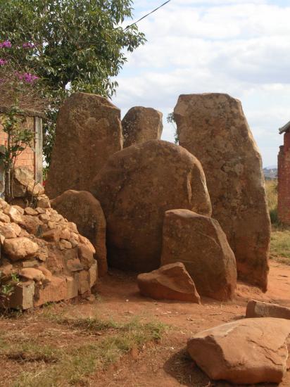 Portail de pierre ronde à l'entrée ouest du village (intérieur)