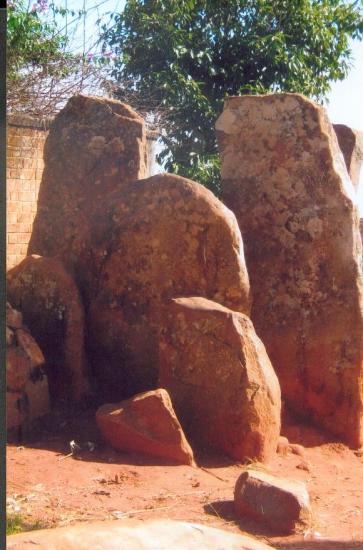 Portail de pierre ronde à l'ouest du village (intérieur)