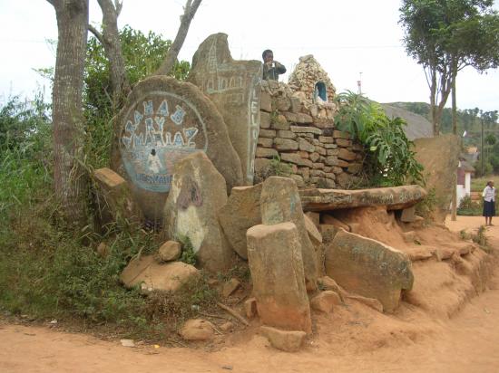 Portail de pierre ronde à l'entrée nord du village