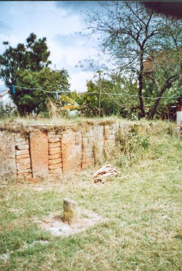 Petite pierre levée indiquant le centre de Fiakarana