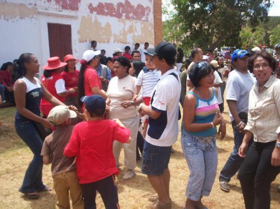 Danse devant le Rova de Fiakarana