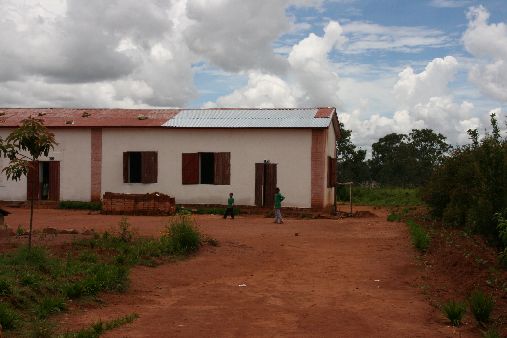 Le toit réparé de l'école primaire public