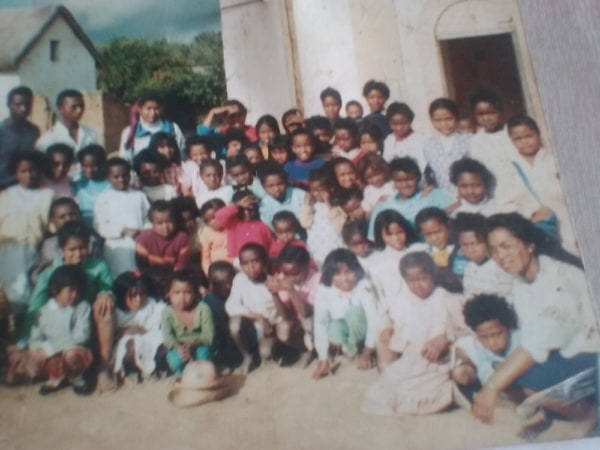Les premiers membres en 1990 de l'Association Eucharistique des Jeunes de Fiakarana