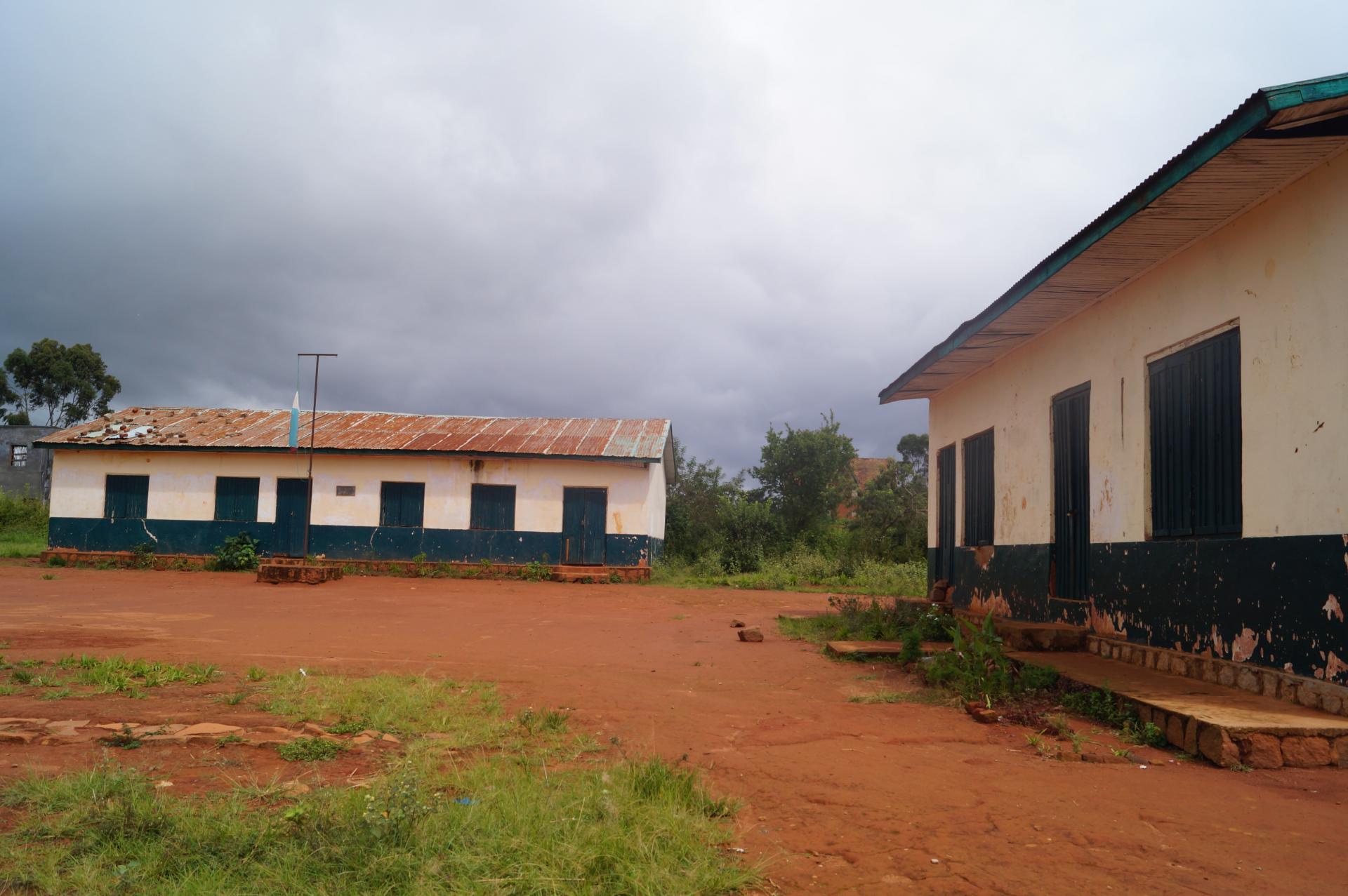 16 l ecole primaire publique deux des 4 batiments