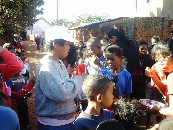 27- Distribution par Nénée et Tina Rabaraona