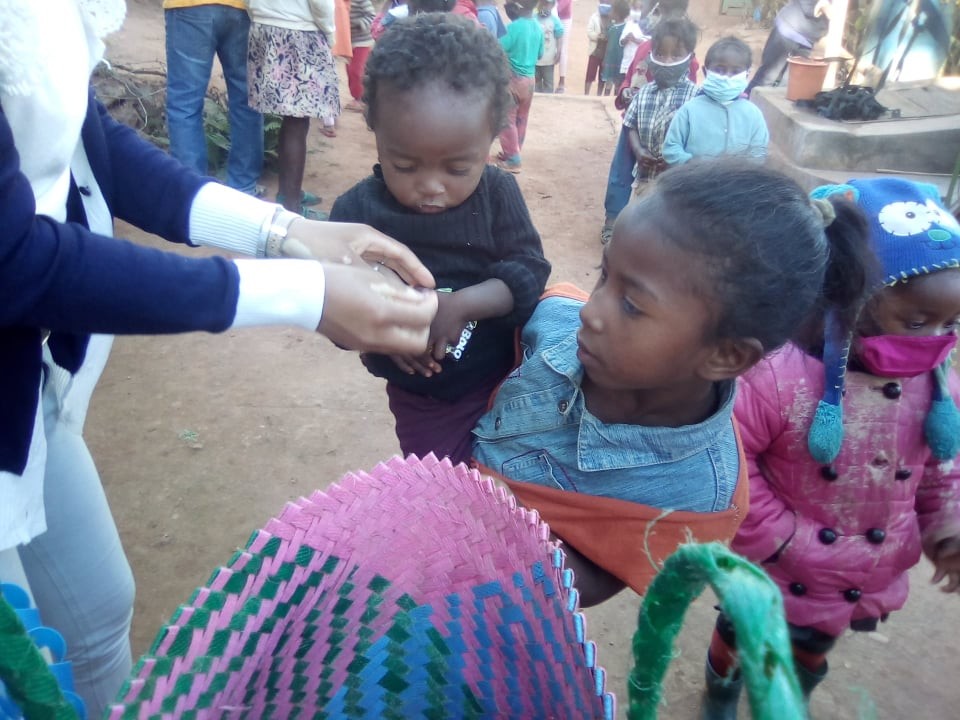 Distribution des cadeaux, nourritures et friandises