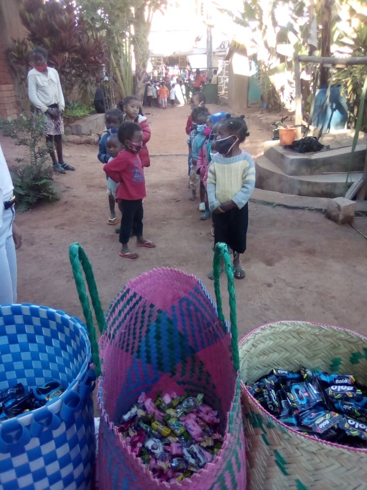 Distribution des cadeaux, nourritures et friandises