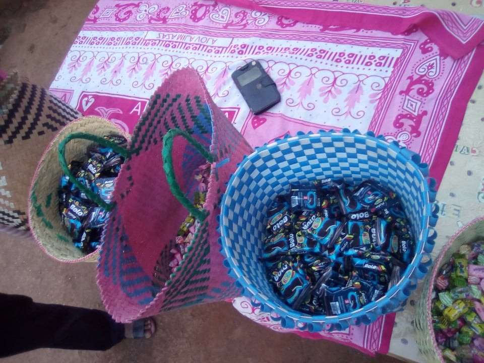 Distribution des cadeaux, nourritures et friandises