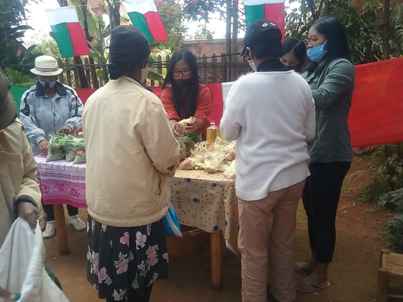 Distribution des cadeaux, nourritures et friandises