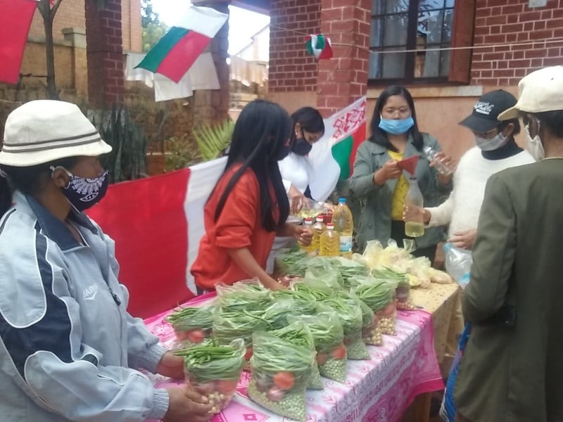 Distribution des cadeaux, nourritures et friandises