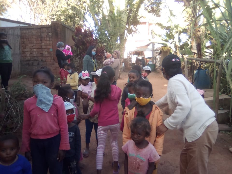 Distribution des cadeaux, nourritures et friandises