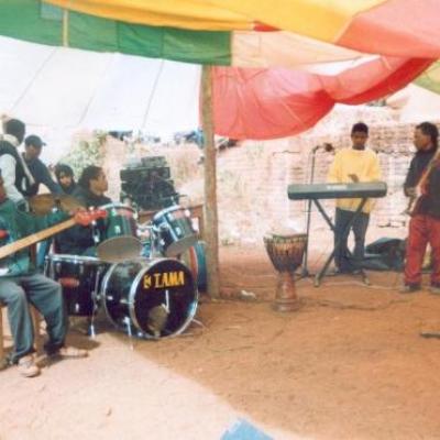 Thierry Rabaraona(basse)/Arnaud (drums)/Jeremys Rabaraona (clavier)/Dady Rabaraona/guitare)