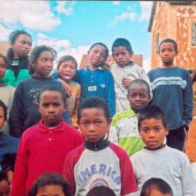Des enfants prêts à fêter