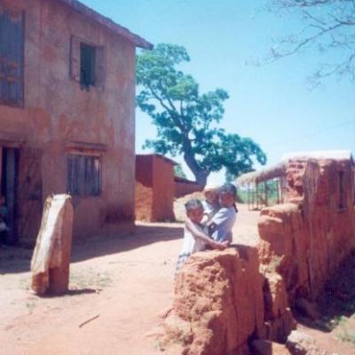 Trois enfants du village