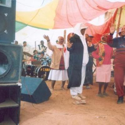 Les dames du village en pleine danse