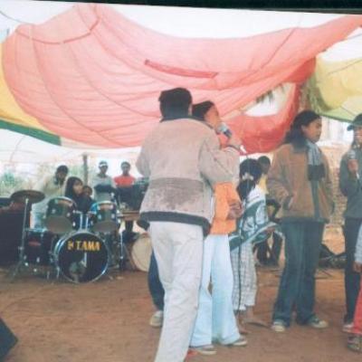 La famille Rabaraona en animation (orchestre et chants)