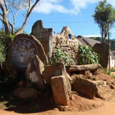 L'autel dédié à  Sainte Marie à l'entrée nord du village