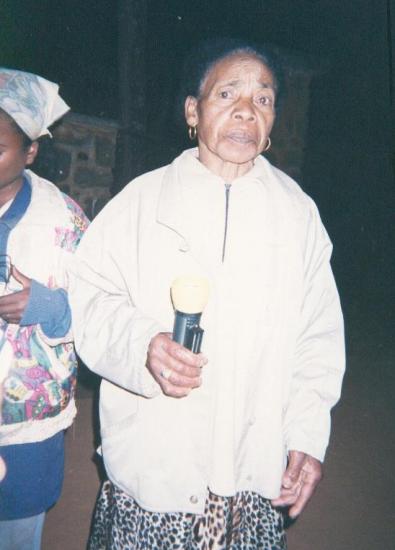Une grand-mère (Neny be) bénévole