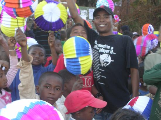 Jery Rabaraona, enfants et lampions