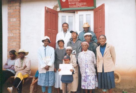 Des femmes du village avec le docteur Randrianiriana