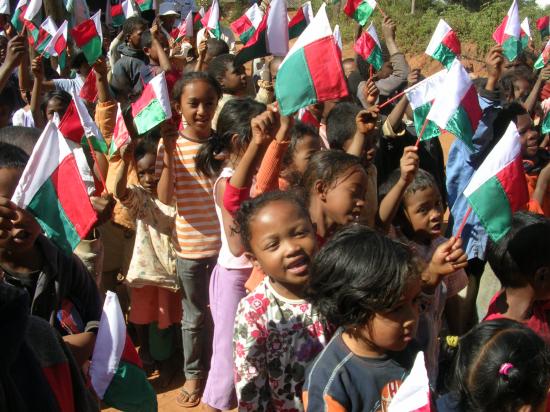 Les enfants chantant l'Hymne National