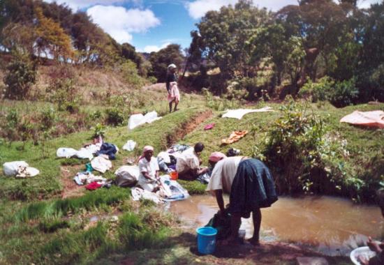 Des femmes lavant leur linge à la rivière