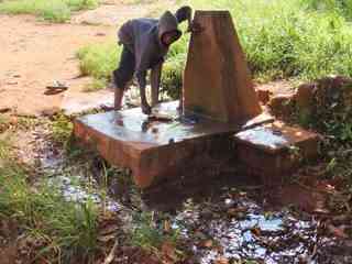 Une borne fontaine