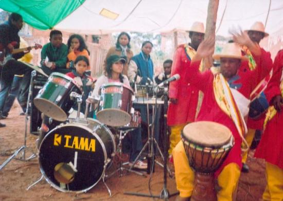 Un mixage de percussions traditionnelles et modernes